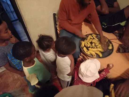 Zum Abschluss gibt es für die Kinder die Bananen und ...