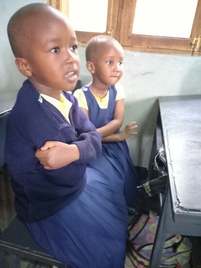 Ich setze mich zu ihnen auf die Schulbank und schaue dem Unterricht zu. Beim Singen mache ich mit  