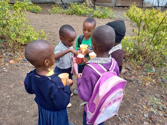 Einer der Jungs hat irgendein Pulver dabei,  was nun ins Porridge gemischt wird.