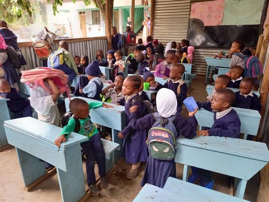 Schließlich gehen alle in den Klassenraum und ...