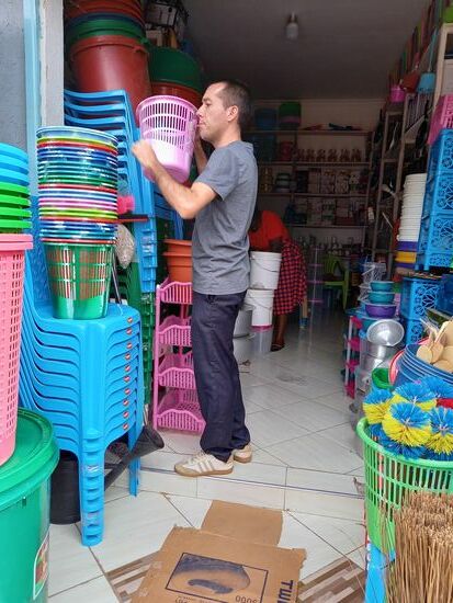 Außerdem wurden Papierkörbe gekauft.