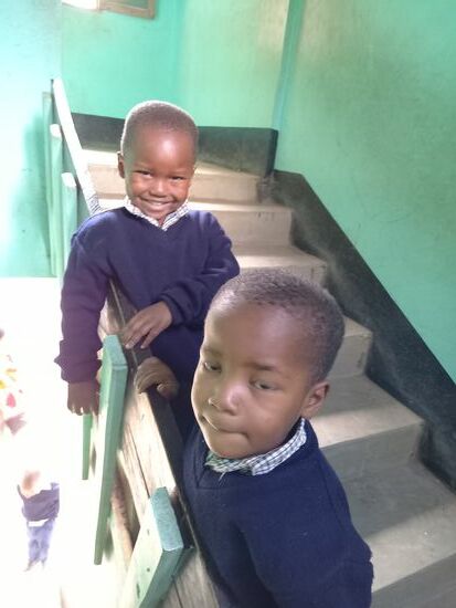 Die beiden Kinder drücken gut mein Gefühl aus, ich gehe mit einem lachenden Auge und das andere ist etwas traurig.