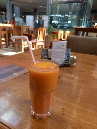 Am Flughafen läuft alles schnell und reibungslos ab und so bleibt noch genügend Zeit für einen Mango Saft  