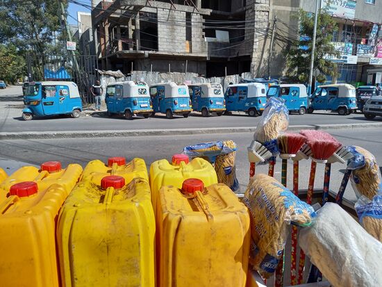 Die kleinen blauen Fahrzeuge werden hier Bajaj genannt.