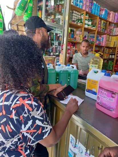 Öl und Mehl besorgen wir in einem Shop in der Nähe vom Waisenhaus.