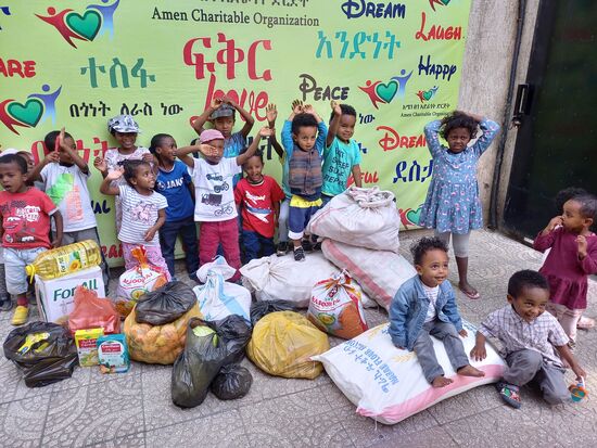 Der Großeinkauf wird in einem Gruppenbild festgehalten.