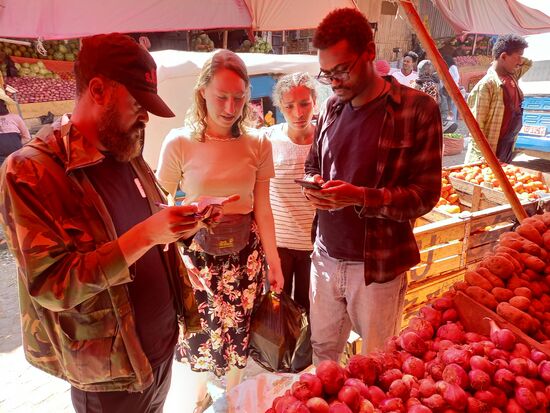 Solomon und Mamo checken immer wieder die Liste und die Preise.