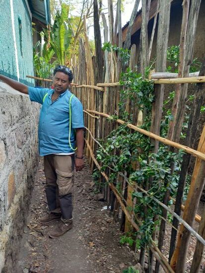 Happy führt uns herum und zeigt uns  was hier im Krieg passiert ist.