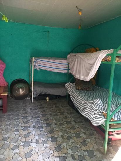 Eines der Schlafräume  - der Schrank wurde geplündert. Auch die Matratzen, doch die meisten hat unser Verein Gemeinsam für Kinder der Welt bereits ersetzt.