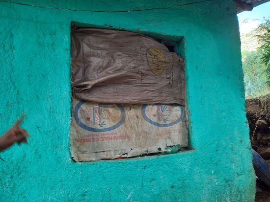 Die Fensterscheibe wurde zerschlagen.