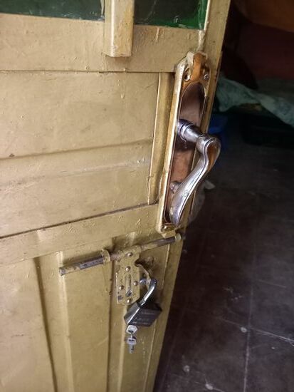 Sämtliche Türen sind zerstört worden.