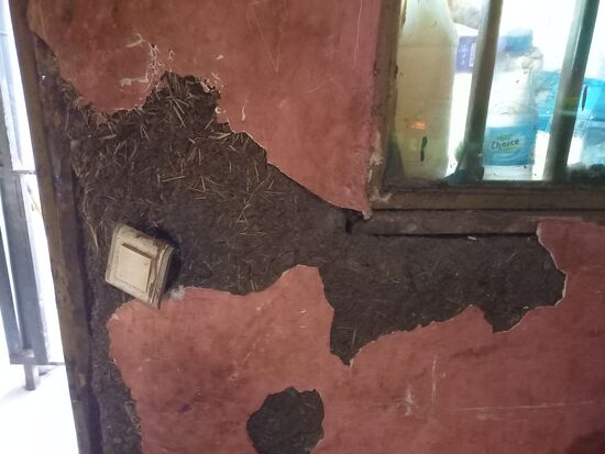 In der Küche fällt der Putz von den Wänden und auch hier wurde ein Schrank geplündert.