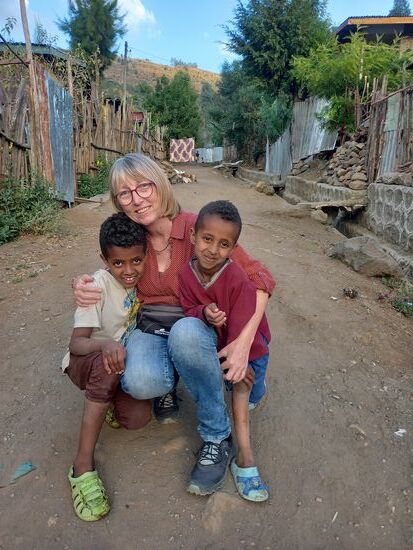 Ein Junge aus der Nachbarschaft möchte auch mit auf das Bild.