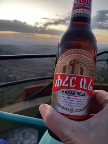 Bei einem wunderschönen Sonnenuntergang genießen wir lokales Bier.