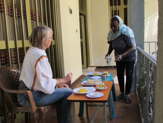 Draußen frühstücken bei strahlend blauen Himmel