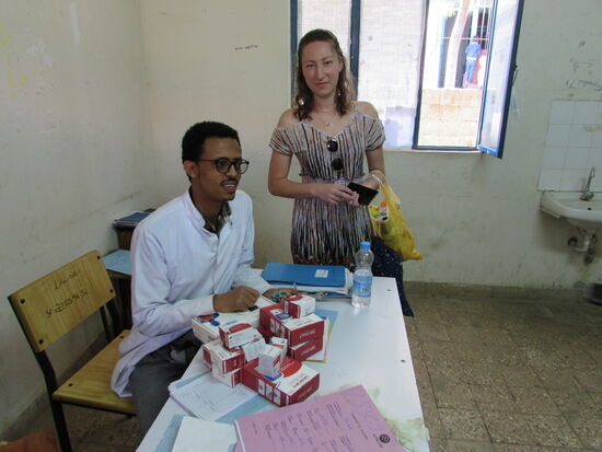 Er freut sich riesig über die mitgebrachten Dinge.