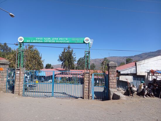 Das Eingangstor vom Krankenhaus