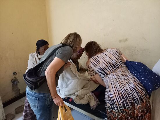 Wir übergeben die Erstlingssets an die Mütter.