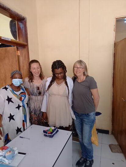 Am Ende unseres Rundgangs haben wir sogar noch Erstlingssets für die zwei Schwangeren, die gerade zur Untersuchung dort sind, übrig.