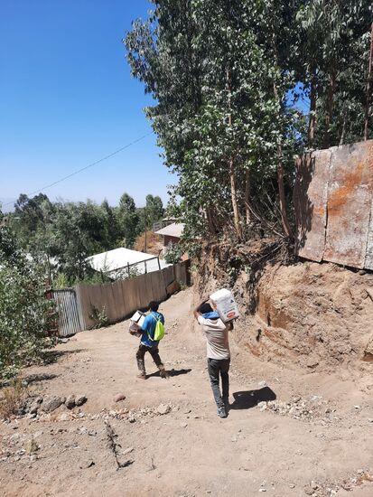 Wir haben Öl für die Familien gekauft,  bei denen unsere Kinder zur Zeit untergebracht sind.  Es ist für die Einheimischen sehr teuer. 5l kosten 20€. Wir haben 40l besorgt. Diese werden zunächst im Guesthouse deponiert.