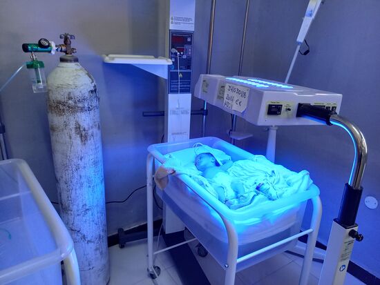 Wir dürfen sogar in die Frühchen Station,  die für hiesige Verhältnisse erstaunlich gut ausgestattet ist. Es gibt sogar einen Generator, für den Fall das mal der Strom ausfällt.