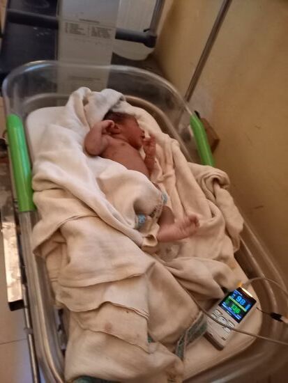 Aber auch auf dem Flur werden Neugeborene versorgt - für uns kaum vorstellbar.