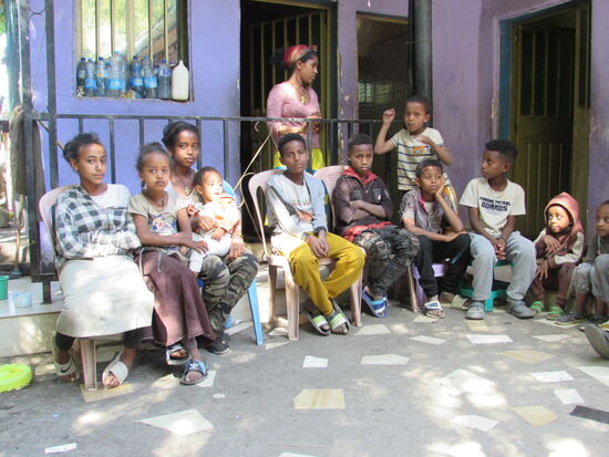 Dort warten alle anderen Kinder. Zunächst sind sie schüchtern und sehen uns erwartungsvoll an.