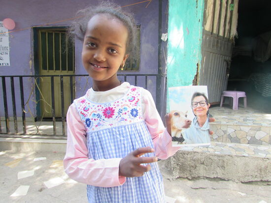 Bethlehem zeigt stolz das Foto ihrer Patin.