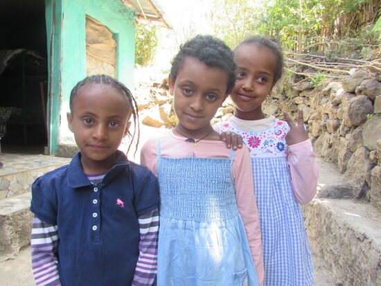 Richtig süß  - Beti, Kaley und Bethlehem im neuen Kleid.
