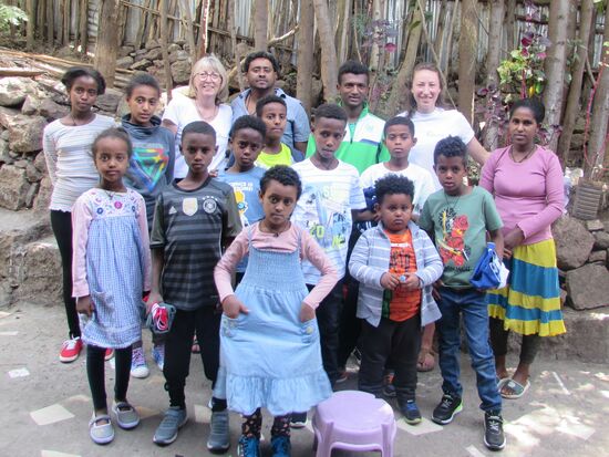Alle Kinder im neuen Dress    wir freuen uns das alle etwas passendes abbekommen haben.