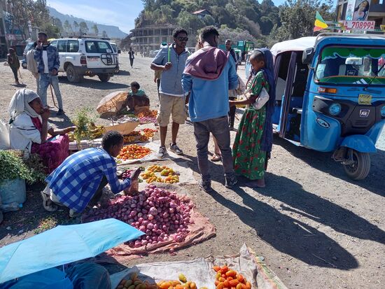Wir kaufen Bananen, Orangen und Zwiebeln. Fleisch hat Happy schon früh am Morgen besorgt.