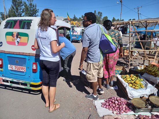 Dann fahren wir mit dem TucTuc zur Straße vom Waisenhaus.