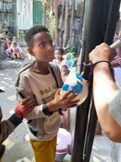 Kedou kann es kaum erwarten das der Ball aufgepumpt ist.