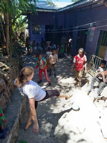 Der Ball kommt sofort zum Einsatz    und Sara ist mittendrin. Jetzt tauen die Kinder auf und wir haben gemeinsam richtig viel Spaß!