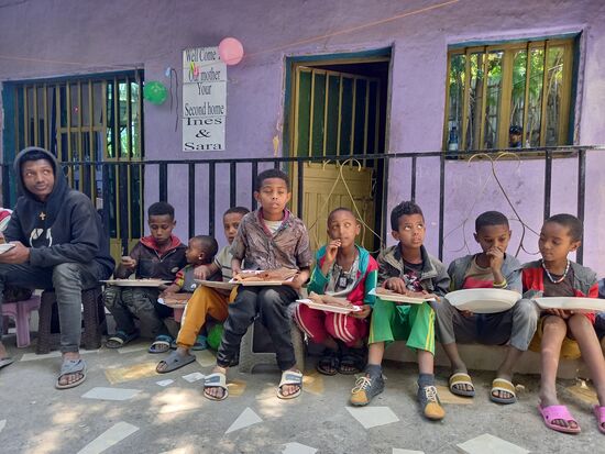 Dann gibt es Injera mit Fleisch und Chiro