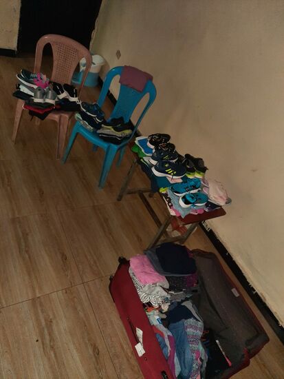 Drinnen haben wir unsere mitgebrachte Kleidung aufgebaut.