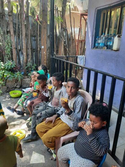 Danach gibt es Mango Saft - soetwas bekommen die Kinder nur sehr selten.