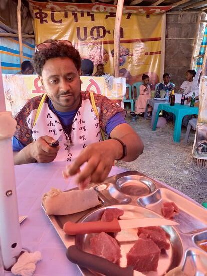 Dann stärken wir uns. Sara und Happy essen rohes Fleisch. Für Happy ist es für die nächsten zwei Monate das letzte Mal Fleisch und andere tierische Produkte.