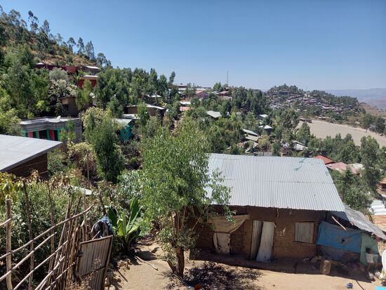 Ein Blick auf eine Siedlung.  Lalibela ist wie ein riesengroßes Dorf gebaut. Es besteht aus unzähligen kleinen Hütten. Alles ist ländlich geprägt, mit Hühnern, Esel  Ziegen,  Hund und Katze. Nur im Zentrum gibt es Hotels, Banken und Restaurants.