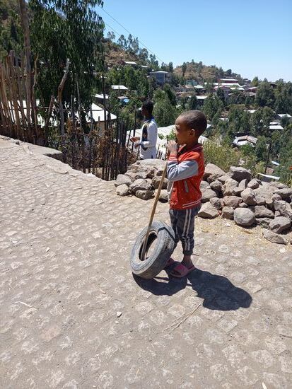 Den Kindern genügt einfachstes Spielzeug um jede Menge Spaß zu haben.