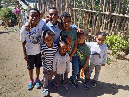 Habtamu und Fikrow mit Kindern aus der Nachbarschaft.