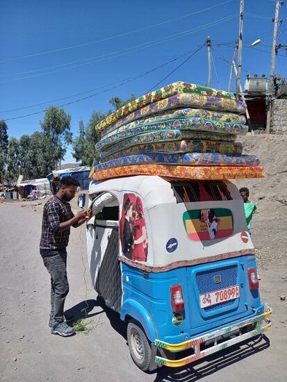 Unser Einkauf wird verzurrt. Diese Fahrzeuge sind wahre Raumwunder und extrem robust.