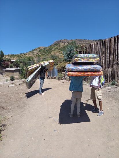 Den Rest des Weges müssen die Matratzen getragen werden.