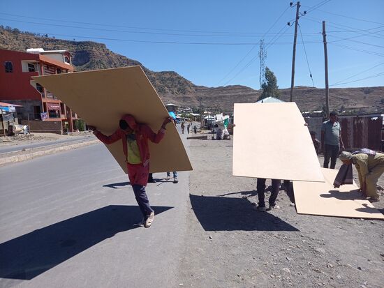 Kurzerhand werden die Platten auf den Rücken geladen und dann marschieren die Männer Richtung Waisenhaus.