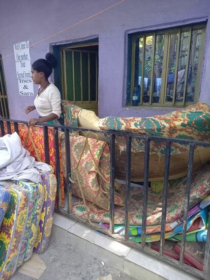 Wir holen das alte, verschmutzte, verschlissene Zeug aus den Zimmern.