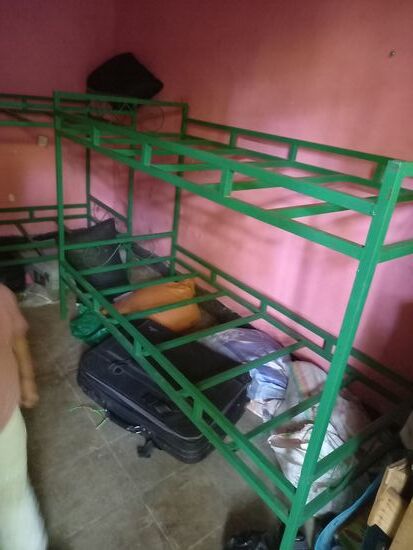 Da kommt einiges zum Vorschein. Auch Koffer die wir einst hiergelassen haben und die jetzt zur Aufbewahrung von der Kleidung der Kinder dient. Allerdings nutzen wir auch die Gelegenheit für etwas Ordnung zu sorgen.