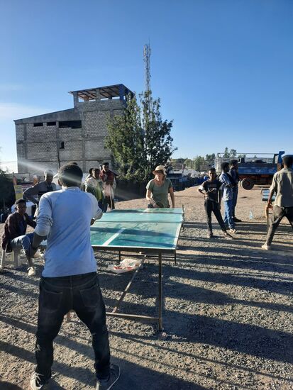 Bei einem Tischtennis Match lassen wir den Tag ausklingen.  War der Platz eben noch verlassen,  so ändert sich das augenblicklich als wir zwei Frauen spielen    Wir sind begehrte Spielgegner 