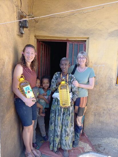 Nachdem die Matratzen in den Betten liegen,  bringen wir noch 10l Öl zu einer Familie, die einen Teil unserer Kinder im Krieg beherbergt haben.  Die Dankbarkeit ist groß.