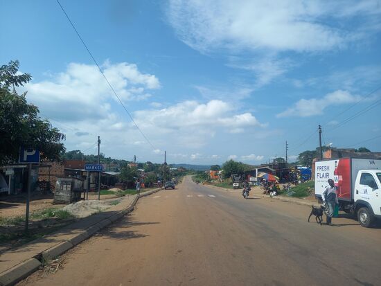 Mit dem Auto werden wir von der Lodge zur nächsten Hauptstraße gebracht. Dort steigen wir in einen Kleinbus um. Auf gut ausgebauten Straßen geht es 180 Kilometer nach Mbarara.
