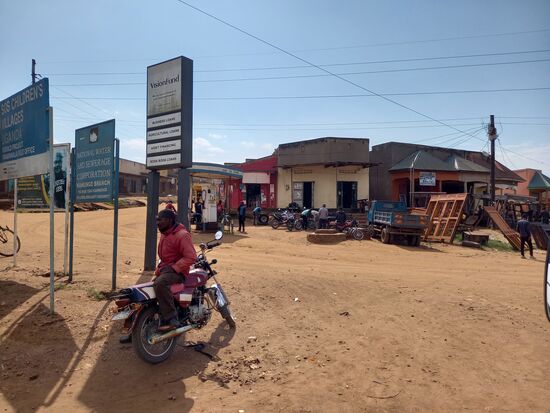 Der Bus hält in jeder Ortschaft mindestens einmal, um Leute ein und aussteigen zu lassen. Das ganze wird begleitet von ständigem Hupkonzert. Auf einer Dreiersitzbank können auch locker fünf Personen plus Kind sitzen. Wir kennen das bereits aus Äthiopien und Tansania. Daher sind wir dankbar, das wir die beiden Plätze neben dem Fahrer haben und daher von dem ständigen ein- und aussteigen nicht berührt werden.